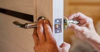 Установка и замена дверной ручки в Ленинске-Кузнецком от 276 руб. – Мастер24, монтаж фурнитуры, недорого
